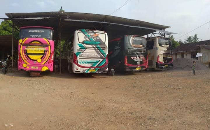 Unit Bus Di Garasi